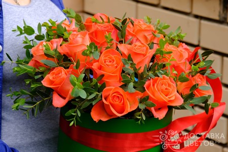 Композиция из 15 оранжевых роз в коробке "Эдельвейс"